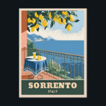 Vintage resor Sorrento Italien Seaside Retro Vykort<br><div class="desc">Upplev den fantastiska skönheten hos Sorrento,  Italien,  med den här återresetemainriktade designen. Infekt med nostalgiska vibes och vintage charm fångar biet den pikturestiska kuststadens tidlösa allure i ett retrominimalistiskt stil som kombinerar halvsekelestetik med en modern vrid.</div>