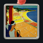 Vintage resor, Tennis, Sports, Monte Carlo Monaco Julgransprydnad Metall<br><div class="desc">Vintage illustrerar EU:s reseaffisch eller bagageetikett från Monte Carlo i Monaco med ett par som har tennisracketar och tittar på en tennisturnering nära stranden och det vackra blåa Medelhavet. Kärlek och romantik om tennisdomstolarna. Monte Carlo är mest berömd för sitt kasino,  Le Grand Casino.</div>