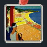 Vintage resor, Tennis, Sports, Monte Carlo Monaco Julgransprydnad Metall<br><div class="desc">Vintage illustrerar EU:s reseaffisch eller bagageetikett från Monte Carlo i Monaco med ett par som har tennisracketar och tittar på en tennisturnering nära stranden och det vackra blåa Medelhavet. Kärlek och romantik om tennisdomstolarna. Monte Carlo är mest berömd för sitt kasino,  Le Grand Casino.</div>