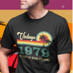 Vintage Reto Disted Birthday Anpassningsbar Ålder  T Shirt<br><div class="desc">Du kan byta stil på den här skjortan genom att välja Mer > under alternativet stil. Det kan vara personlig i området att tillhandahålla eller anpassa genom att klicka för att anpassa ytterligare alternativ och ändra namn, initialer eller ord. Du kan också ändra texten färg och stil eller ta bort...</div>