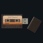 Vintage Retro-fixerad 80-sekunders USB-Audio med b Trä USB-minne<br><div class="desc">Den gamla kassetten för audio som du vill anpassa med ditt namn på USB-flash-enheten. Andra modeller för personlig finns med genomskinlig audio-tape och mikrokassett. Matchande födelsedagsinbjudan,  gäst bok och personlig gåva till honom.</div>