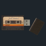 Vintage Retro-fixerad 80-sekunders USB-Audio med b Trä USB-minne<br><div class="desc">Den gamla kassetten för audio som du vill anpassa med ditt namn på USB-flash-enheten. Andra modeller för personlig finns med genomskinlig audio-tape och mikrokassett. Matchande födelsedagsinbjudan,  gäst bok och personlig gåva till honom.</div>