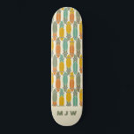 Vintage Retro Longboard Mönster Monogrammed Skate Mini Skateboard Bräda 18,5 Cm<br><div class="desc">I mönster finns enkla illustrationer av långborden med vintagens utseende i oliv grönt, tårblått, sage grönt, senap guld och orange mot bakgrund av en gräddfärgad. Dessa längre stil i skateboardborden har återgått till stil i varmtonat färg. Det är redo att vara personlig med monogram initialer i grönt mot en gräddbaksida...</div>