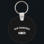 Vintage Retro San Francisco City California USA Nyckelring<br><div class="desc">Vintage och tro på stil San Francisco-stadsvaror för dem som bor i denna stad, Kalifornien, född, stolt medborgare och bosatt i detta speciella ställe ringde hem. Coola varor med 70-talsvamp. Perfekt souvenir på semester, resa i USA. Underbar gåva till dem som är födda i Förenta staterna och som planerar en...</div>