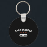 Vintage Retro San Francisco City California USA Nyckelring<br><div class="desc">Vintage och tro på stil San Francisco-stadsvaror för dem som bor i denna stad, Kalifornien, född, stolt medborgare och bosatt i detta speciella ställe ringde hem. Coola varor med 70-talsvamp. Perfekt souvenir på semester, resa i USA. Underbar gåva till dem som är födda i Förenta staterna och som planerar en...</div>