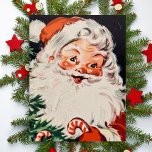 Vintage Retro Santa med Polkagrisar jul Helg Vykort<br><div class="desc">Detta århundrade vintage-julkort har ett jolly Jultomten som håller ett candy cane med en glimt av ett Julgran som är dekorerat med polkagrisar i hörnet.</div>