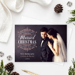 Vintage Ro Guld: Gift julfoto i Bröllop Julkort<br><div class="desc">Eleganten "Vi önskar dig en gift jul och Gott nytt år"-fotokort för ett nygift par innehåller en helgdag för ro-vintage som är utformad med vackra detaljer om rulla och anpassningsbar som du kan anpassa med ett sött och enkelt budskap från det nygifta paret. På baksidan av kortet finns ett vackert...</div>