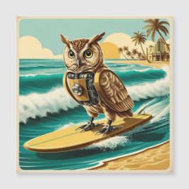 Vintage robot uggla surfande på stranden