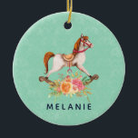 Vintage Rocking Horse med Blommigt Bouquet Nyfödd  Julgransprydnad Keramik<br><div class="desc">Ett nyfödd bebis-prydnadsföremål med en charmig och fantasifull bild av en gammaldags rockande häst med en söt blommigt bouquet i rosa och gult. Bakgrunden är ett ljust grönt schabbymönster. Personlig först namn på framsidan och namn och födelseinformation på baksidan.</div>