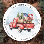 Vintage Röd jul, USA:s Flagga Lastbil Runt Klistermärke<br><div class="desc">Vintage Röda julkort i Lastbil firar Helgdagarna med Patriotic Charm Spread-glädjen och hyllar den här julhelgen med våra Vintage Röda Lastbil-julkort. De här korten har en lysande röd lastbil som är försedd med ett Julgran i ryggen, mot en pikturesk med jordbruksbostad. Denna härliga scen kompletteras av patriotiska beröringspunkter, däribland en...</div>