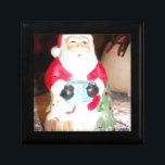 Vintage Roligt Santa with Snö Art Print Smyckeskrin<br><div class="desc">Vintage Roligt Santa with Snö Art Print Introduktion till Vintage Roligt Santa with Snö Art Print, ett charmigt och nostalgiskt biet som fångar kärnan av en klassisk jul. Den här teckningen innehåller en närliggande, centrerad bild av en bildfigur i vintage Jultomten, som framkallar varma minnen från helgdag. Konstruktion: Vintage Santa...</div>