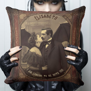 Vintage Romantic Dracula Kissing Vampire Gothic Kudde