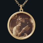 Vintage Romantic Music, Kärlek och Romantik Älskar Guldpläterat Halsband<br><div class="desc">Ett gammaldags foto av vintage med kärlek och romantik med ett nyläst par som läser lakan musik tillsammans bredvid ett piano.</div>