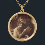 Vintage Romantic Music, Kärlek och Romantik Älskar Guldpläterat Halsband<br><div class="desc">Ett gammaldags foto av vintage med kärlek och romantik med ett nyläst par som läser lakan musik tillsammans bredvid ett piano.</div>