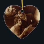 Vintage Romantic Music, Kärlek och Romantik Älskar Julgransprydnad Keramik<br><div class="desc">Ett gammaldags foto av vintage med kärlek och romantik med ett nyläst par som läser lakan musik tillsammans bredvid ett piano.</div>