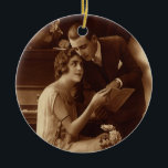 Vintage Romantic Music, Kärlek och Romantik Älskar Julgransprydnad Keramik<br><div class="desc">Ett gammaldags foto av vintage med kärlek och romantik med ett nyläst par som läser lakan musik tillsammans bredvid ett piano.</div>