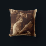 Vintage Romantic Music, Kärlek och Romantik Älskar Kudde<br><div class="desc">Ett gammaldags foto av vintage med kärlek och romantik med ett nyläst par som läser lakan musik tillsammans bredvid ett piano.</div>