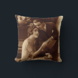 Vintage Romantic Music, Kärlek och Romantik Älskar Kudde<br><div class="desc">Ett gammaldags foto av vintage med kärlek och romantik med ett nyläst par som läser lakan musik tillsammans bredvid ett piano.</div>