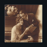 Vintage Romantic Music, Kärlek och Romantik Älskar Magnet<br><div class="desc">Ett gammaldags foto av vintage med kärlek och romantik med ett nyläst par som läser lakan musik tillsammans bredvid ett piano.</div>