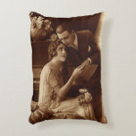 Vintage Romantic Music, Kärlek och Romantik Älskar Prydnadskudde<br><div class="desc">Ett gammaldags foto av vintage med kärlek och romantik med ett nyläst par som läser lakan musik tillsammans bredvid ett piano.</div>