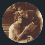 Vintage Romantic Music, Kärlek och Romantik Älskar Runt Klistermärke<br><div class="desc">Ett gammaldags foto av vintage med kärlek och romantik med ett nyläst par som läser lakan musik tillsammans bredvid ett piano.</div>