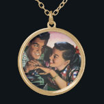 Vintage Romantik, högskolesjörer i Kärlek Guldpläterat Halsband<br><div class="desc">Vintage illustration av kärlek och romantik med tonåringar från lycklig som lovar sitt kärlek som alltid är i längden med ett löfte om ring medan de lyssnar på musik från sin skivspelare. Cute och romantisk förlovning. Pojken sätter en diamant förlovning ring på hennes finger.</div>