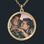 Vintage Romantik, högskolesjörer i Kärlek Guldpläterat Halsband<br><div class="desc">Vintage illustration av kärlek och romantik med tonåringar från lycklig som lovar sitt kärlek som alltid är i längden med ett löfte om ring medan de lyssnar på musik från sin skivspelare. Cute och romantisk förlovning. Pojken sätter en diamant förlovning ring på hennes finger.</div>