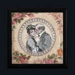 Vintage Romantik par: Antique Ro Girly Kärlek Minnesask<br><div class="desc">Fånga en gammal bils charm med den här exquisite Vintage Romantik Couple-designen. En vackert utlämnad antika illustration av ett kärleksfullt par, som påminner om den populära tiden Gibson Girl, är centralt framtagen av en elegant, ornate gräns. Lush, romantiskt ro och fintvätt blommigt sprejar i skuggor av rosa och röd blomma...</div>