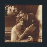 Vintage romantisk musik, kärlek och romantik älska magnet<br><div class="desc">Vintage sepia gammaldags fotografi med en kärlek och romantik bild med ett nygift par som läser notblad tillsammans bredvid en piano.</div>
