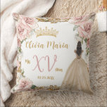 Vintage  Rosa Blommigt Champagne Quinceañera Kudde<br><div class="desc">Anpassa den här eleganten rosa blommigt Quinceañera/Sweet 16-födelsedagspresent dekorativ kudde enkelt och snabbt. Klicka bara på Redigera med Design Verktyg om du vill redigera texten ytterligare, ändra teckensnittet stilar och teckensnittet färg. Med en quince-flicka klädd i en vacker champagneklänning, chic rosa blommor och en vintage guld ram. Detta gör en...</div>