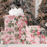 Vintage Rosa Blommigt med Berries Presentpapper<br><div class="desc">Denna klassiska vintage för rosa med pappra täckblad har ett vackert blommönster av vita liljor,  försedd med röda bär och lövgieneri mot rosa.</div>