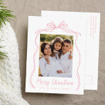 Vintage Rosa Bow God jul Photo Helg Vykort<br><div class="desc">Fira julhelgen med det här charmerande julkortet som innehåller din familjs foto med en fin rosa-båge och ett band på en skarp vit bakgrund. "God jul" är elegant skrivet i ett charmerande handskript för rosa, med utrymme att anpassa din familj namn nedan. Baksidan av vykortet visningar din returadress och ditt...</div>