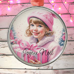 Vintage Rosa Little Girl jul Joyeux Noël<br><div class="desc">Den söt lilla vintagen på vintern som håller en rosa presentlåda är en åternostalgisk julprydnad för dem som gillar en gammaldags jul. Joyeux Noël.</div>