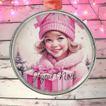 Vintage Rosa Little Girl jul Joyeux Noël Julgransprydnad Metall<br><div class="desc">Den söt lilla vintagen som håller en rosa presentlåda är en åternostalgisk julprydnad för dem som tycker om en gammaldags jul. Joyeux Noël.</div>