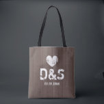Vintage Rustic bröllop tote bags Tygkasse<br><div class="desc">Vintage mörk brun trälåda, rustik bröllop tote bags. Tillbehör till elegantens budget för mutor, brudtärnor, budens mamma etc. Lägg till ditt eget namn-monogram första brev av brud och groom. Grungy hjärta och typografi. Temadesign för land chic stil giftermål. Shabby chic presentidéer för brudens sida. Bakgrundssymbol för kärlek, romantisk bakgrund. Och...</div>