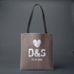 Vintage Rustic bröllop tote bags Tygkasse<br><div class="desc">Vintage mörk brun trälåda, rustik bröllop tote bags. Tillbehör till elegantens budget för mutor, brudtärnor, budens mamma etc. Lägg till ditt eget namn-monogram första brev av brud och groom. Grungy hjärta och typografi. Temadesign för land chic stil giftermål. Shabby chic presentidéer för brudens sida. Bakgrundssymbol för kärlek, romantisk bakgrund. Och...</div>