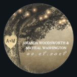 Vintage Rustic Carved Oak Wedding Favor Stickers Runt Klistermärke<br><div class="desc">Vintage Rustic Carved Oak Träd Wedding Favor Stickers - klär upp dina bröllop-kuvert, placera kort eller fäst på favoriter med mera. Utformningen har en fantastisk ekbakgrund träd över en vintage som har drabbats av problem med ljus. Du kan "vårda" hjärtat till initialerna efter eget val. Visa hela matchande designsamling på...</div>