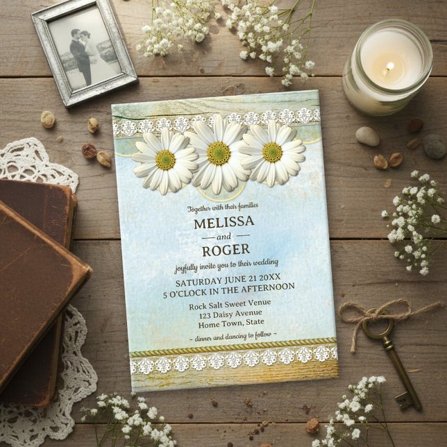 Vintage Rustik Blommig Landhochzet Inbjudningar (Wedding invitation featuring white daisies on a rustic painted background with wood and lace)
