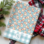 Vintage Santa Blue Gingham Monogrammed jul Kökshandduk<br><div class="desc">Lägg till en charmig, festlig beröring i köket den här julhelgen med den här vintagen tomten och den blå gingham monogrammade julhandduken. Med en nostalgisk Jultomten-design parad med ett klassiskt blått och vitt gingham mönster, kan den här handduken vara personlig med ditt inledande för en unik helgdag och snyggt. Perfekt...</div>