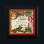 Vintage Santa Damask Holly Candle Chrismas Box Smyckeskrin<br><div class="desc">FÄRG PALETTE: Klassisk julröd, grönt och guld anger tonen för denna samling. KONSTRUKTIONSSAMLING: Vintage Santa Damask. Köp det här som en gåva till din egen familj eller som en julklapp till vänner, familj eller medarbetare! Det är så enkelt att anpassa familjen namn i mallen fält. Konsten består av ett kollage...</div>