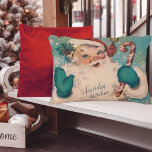 Vintage Santa med Candy cane jul Prydnadskudde<br><div class="desc">I mitten av århundradet finns julkort i Jultomten med röd hatt och blått grönt som håller candy cane och viftar hej med "Helgdag Önskemål".</div>