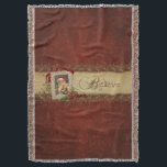 Vintage Santa med Poinsettia och Guld Snöre Filt<br><div class="desc">Unik, rikligt texturerad, elegant- och portadesign i vintage stil med Victorian-era-Santa-bild i ett ecru snöre ram dekorerat med rött band, guld blomning, gnistrande böjda snurrar och poinsetter på en röd, subtilt texturerad dammbakgrund. Mittband av antika parker putsade genom att glittra guld snöre i ett holly mönster med texten "Tro" i...</div>