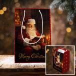 Vintage Santa Reading a Bok<br><div class="desc">Gå in i julens nostalgi med den här lysande vintage-inspirerade bilden, med en vackert målad scen av Jultomten som njuter av ett tyst ögonblick när man läser bok. Riken, det klassiska färg, gör att den tidlösa helgdag blir verklighet och fångar säsongens värme och magi. Oavsett om du lägger till lite...</div>