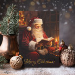 Vintage Santa Reading a Bok Julkort<br><div class="desc">Skicka varmt helgdag med det här charmerande julkortet med en vintage jultomte som läser bok och den klassiska texten "God jul". Perfekt för att dela nostalgisk helgdag, det här kortet fångar den mysiga magin från förra julen. Baksidan är anpassadet, som gör att du kan lägga till ditt eget hjärtliga budskap...</div>