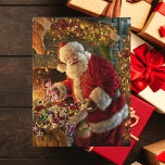 Vintage Santa under Guld Ljus Fireplace Vykort<br><div class="desc">Jultomten kommer från ett gammalt postkort som jag köpte på auktion. Utformningen har många guld-jular i ljus som ger en gnistra, men den gjordes långt innan det var i sak. Nu kanske den yngre generation känner att det är en slösat tid att sluta med vykort, men man skulle bli förvånad...</div>