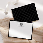Vintage Scallop Seashell Personlig Black Anteckningskort<br><div class="desc">Det här klassiska anteckningskortet för kustnära personliger innehåller en svart illustration av gräns och vintage av en scallop-snäcka. Anpassa det med ditt namn i modernt sans serif-teckensnitt. Ett subtilt mönster av scallop-snäckor på en svart bakgrund dekorerar det omvända.</div>