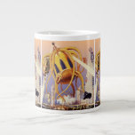 Vintage Science fiction Alien Krig Invasion Octopu Jumbo Mugg<br><div class="desc">utomjordingar för illustration av vintage och science fiction-robotar med en stor futuristiska av främmande bläckfisk som ett monster som invaderar en stad och plockar upp en fullt av människor i buss. En retrosci om bok i tecknad med en varelse som förstör framtidens storstadsområden och människor faller ut från buss till...</div>