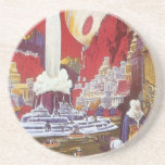 Vintage Science fiction, Borttappaden Atlantis Underlägg Sandsten<br><div class="desc">Vintage illustration av science fiction med främmande kvinnor tittar över en futuristiska stad med fontän i vatten i centrum,  utomjordingar med husdjurslister,  grekisk eller romersk arkitektur och ett stort måne i bakgrunden. Det kan vara borttappad Atlantis stad! En framtidscen för bok i tecknad från 50-talet!</div>