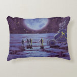 Vintage Science fiction Earth Rover-Utomjordingar  Prydnadskudde<br><div class="desc">utomjordingar för futuristiska av vintage och robotar i science fiction med en klassisk 50-sekundersdesign för tecknad i bok. Retro sci fi-design med främmande astronauter på en främmande planet med rymden fordon, lunar eller måne och tittar upp på jorden och rymden och väver. En mörk himlar med ljusa stjärnor och planeter....</div>