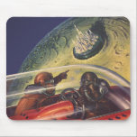 Vintage Science fiction, Futuristiska City på Måne Musmatta<br><div class="desc">Bilden av vintagens illustration och transport science fiction med en klassisk tecknad-reflexbild av rymden och planetbild av astronauter eller utomjordingar som färdas i ett rymdskepp som flyger över en futuristiska metropolis på bok.</div>